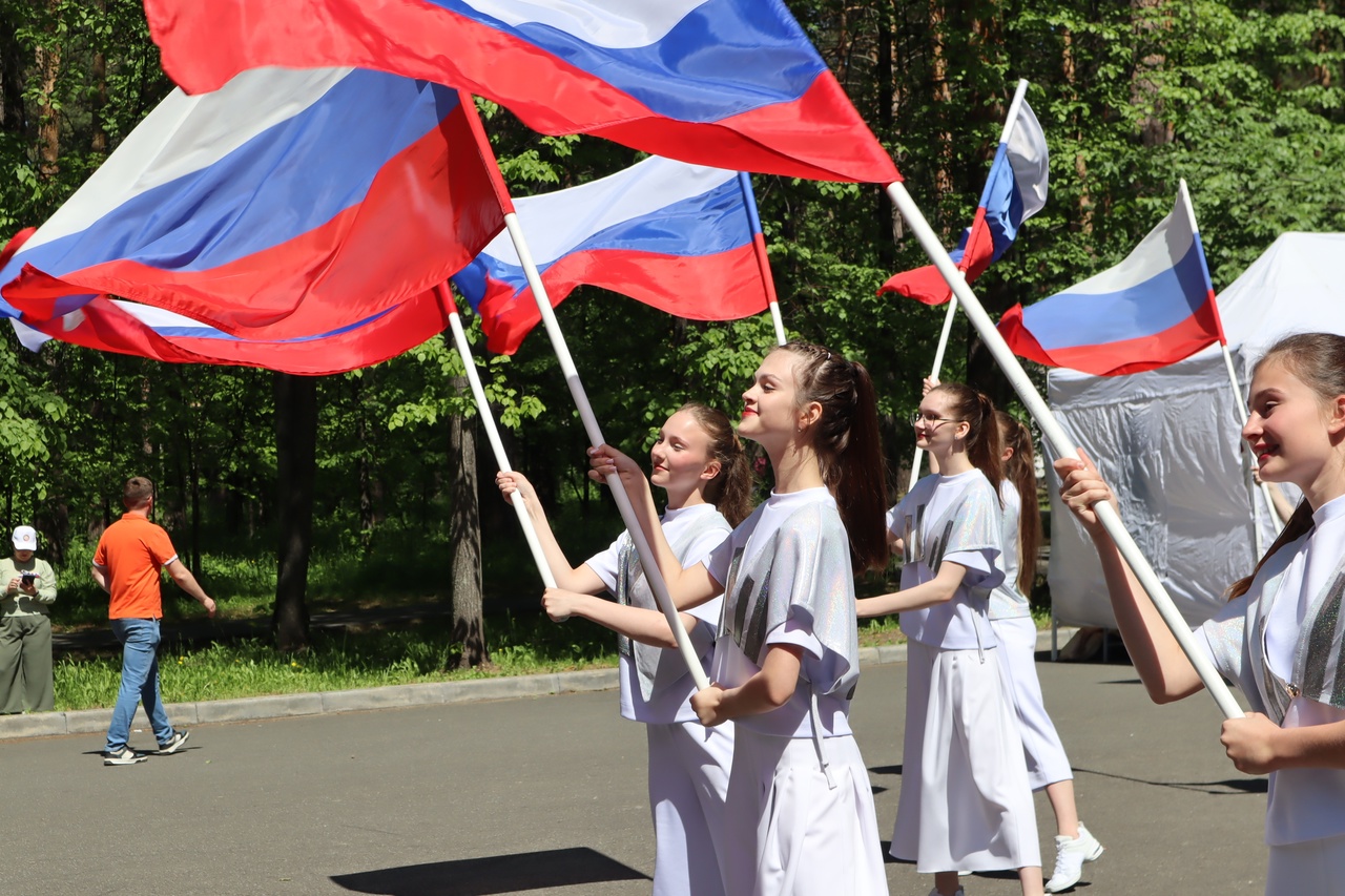 Фотографии медицинских работников украсили Доску Почета ЗАТО Северск |  13.06.2024 | Северск - БезФормата