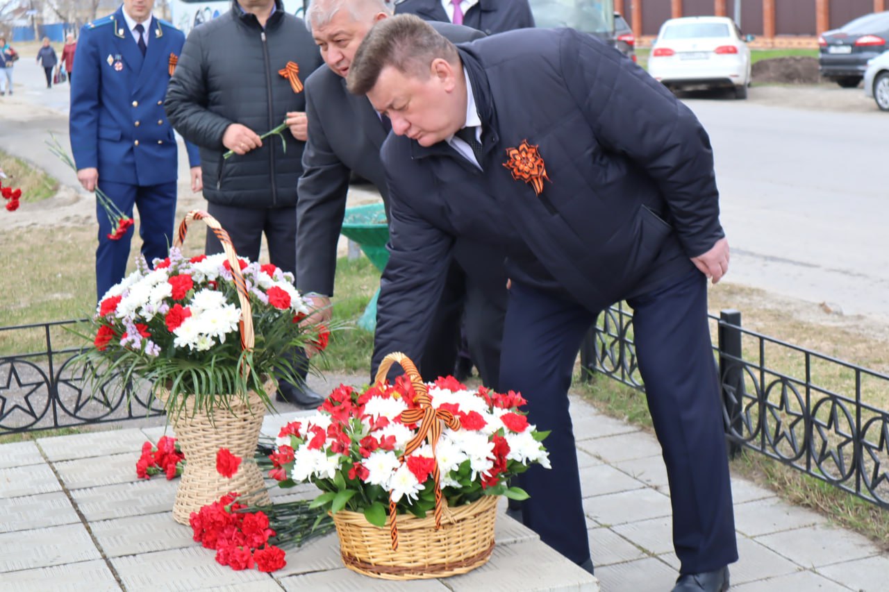 Торжественное возложение цветов в честь Дня Победы | 08.05.2024 | Северск -  БезФормата