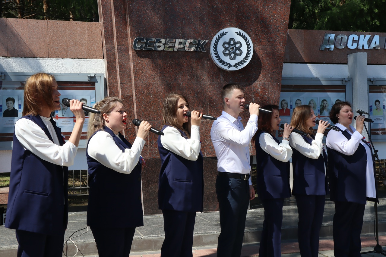 Фотографии медицинских работников украсили Доску Почета ЗАТО Северск |  13.06.2024 | Северск - БезФормата