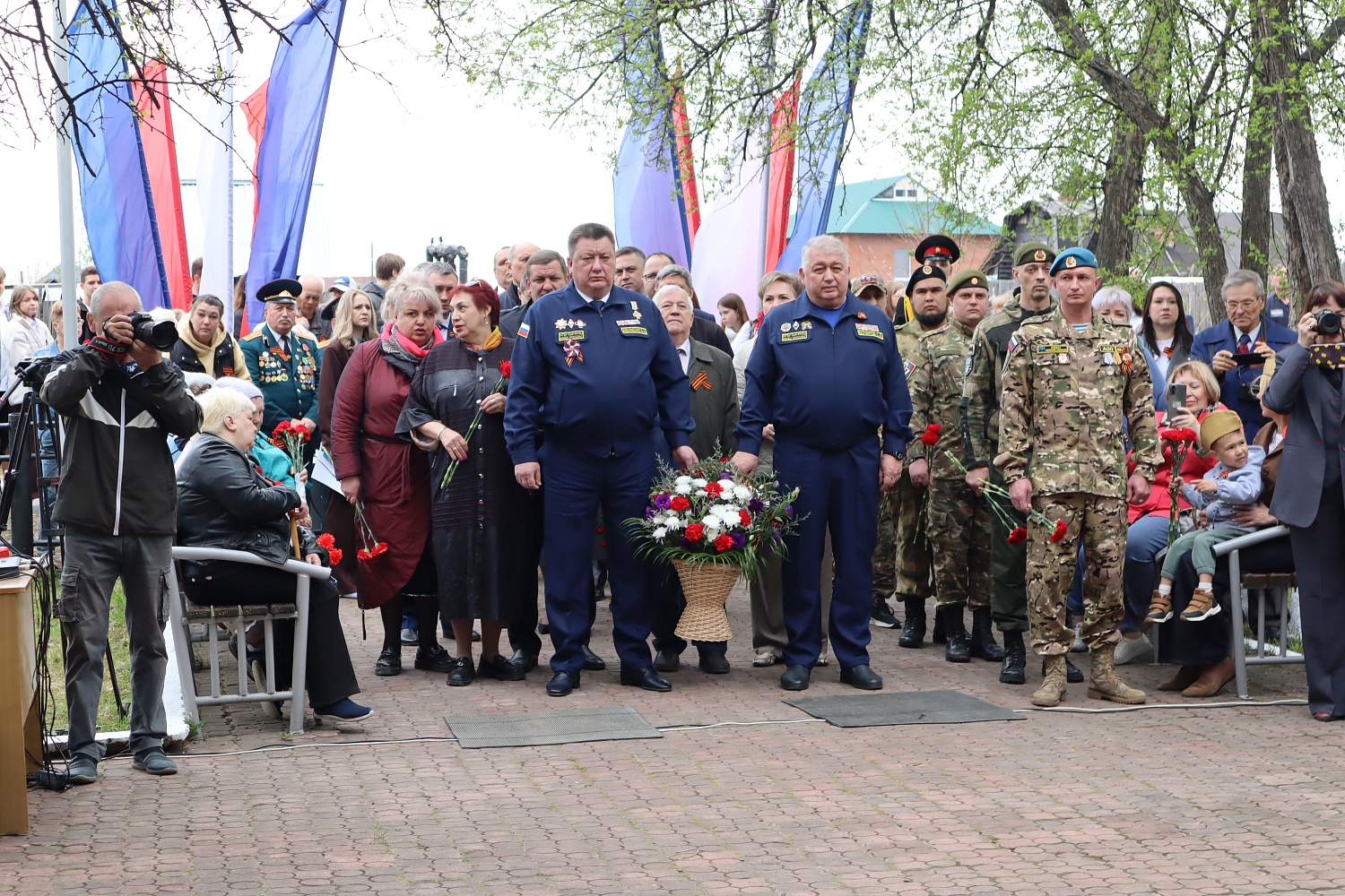 Торжественное возложение цветов в честь Дня Победы
