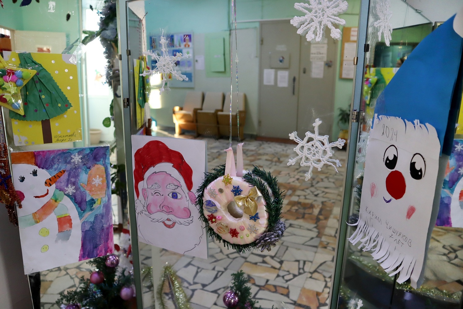 Новогодняя выставка детского творчества открылась в наркологическом отделении в Иглаково